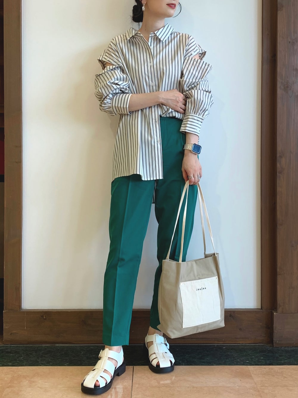 グレー系のシャツ/ブラウス、グリーン系のその他パンツ、グレー系のトートバッグを着用したレディースの秋コーディネートの4枚目の写真