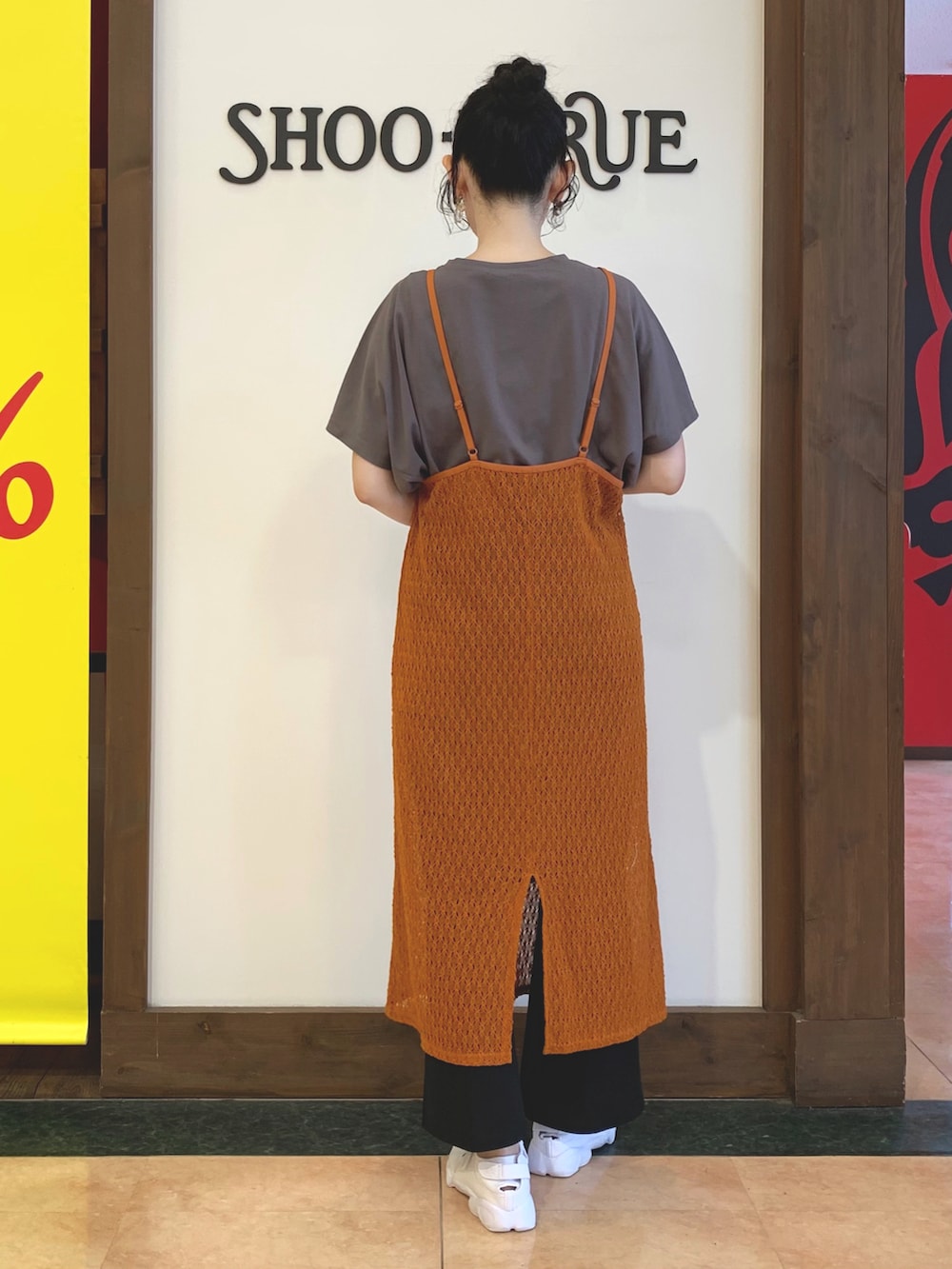 グレー系のTシャツ/カットソー、レッド系のワンピース、ブラック系のその他パンツを着用したレディースの夏コーディネートの3枚目の写真