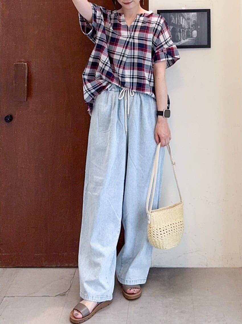 レッド系のシャツ/ブラウス、ブルー系のその他パンツ、ベージュ系のサンダルを着用したレディースの夏コーディネートの5枚目の写真
