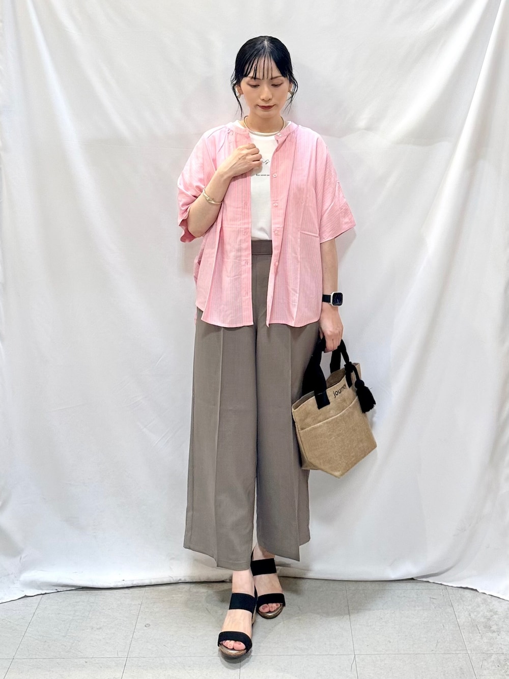ピンク系のシャツ/ブラウス、ホワイト系のTシャツ/カットソー、ブラウン系のその他パンツを着用したレディースの夏コーディネートの2枚目の写真