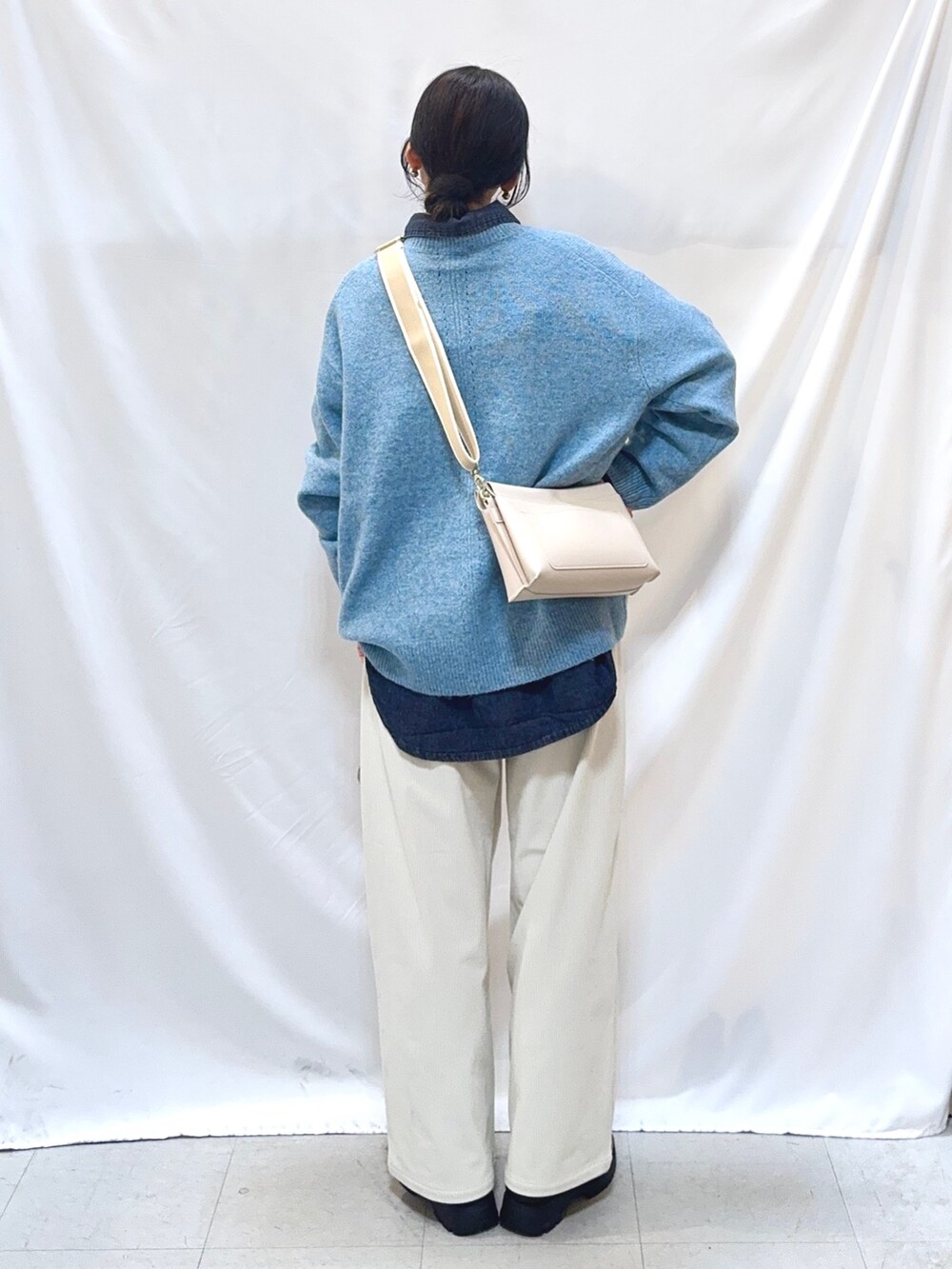 ホワイト系のショルダーバッグ、ホワイト系のその他パンツ、ブラウン系のブーツを着用したレディースの冬コーディネートの4枚目の写真