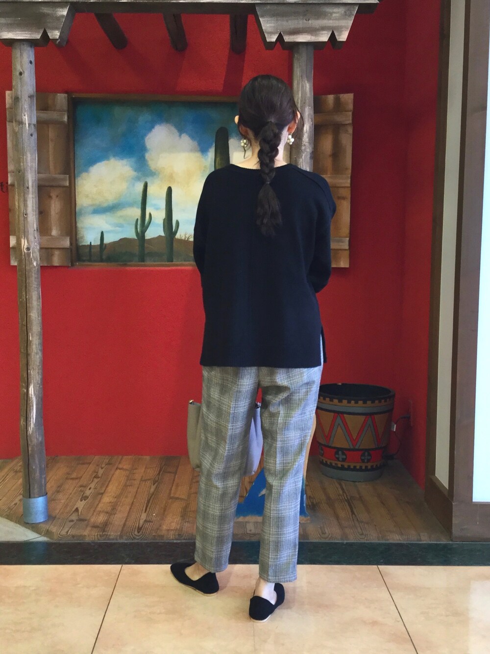 ブラック系のニット/セーター、グレー系のその他パンツ、ブラック系のパンプスを着用したレディースの秋コーディネートの3枚目の写真