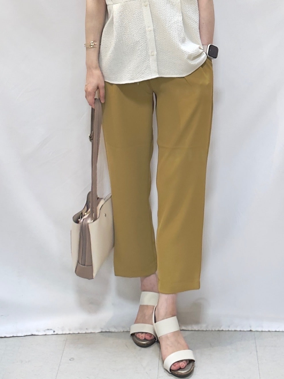 ホワイト系のシャツ/ブラウス、イエロー系のその他パンツ、ホワイト系のサンダルを着用したレディースの夏コーディネートの7枚目の写真