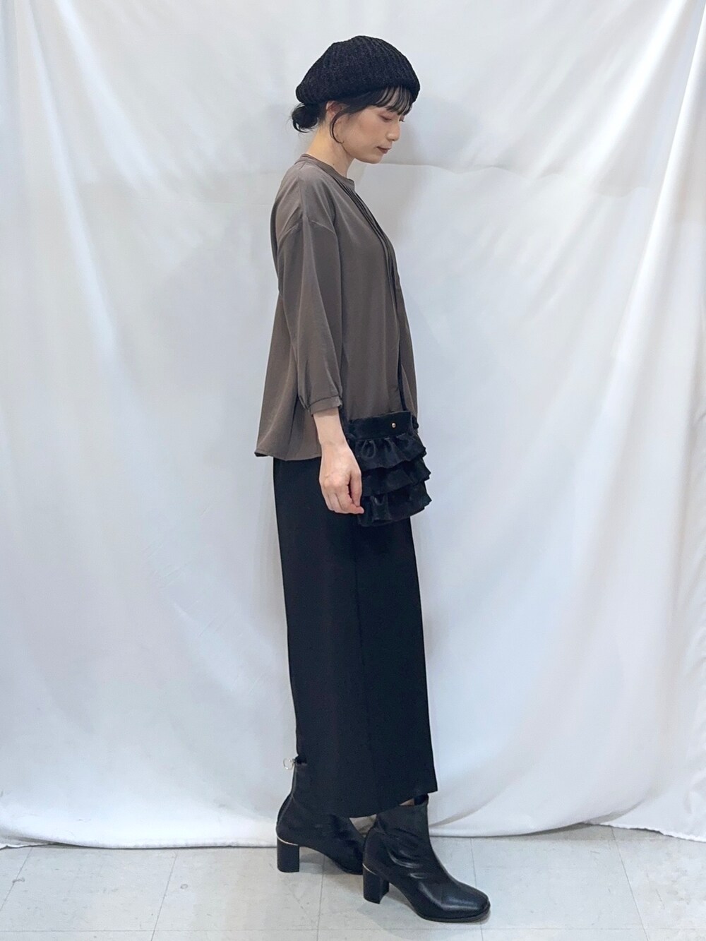 ブラウン系のシャツ/ブラウス、ブラック系のその他パンツ、ブラック系のブーツを着用したレディースの秋コーディネートの2枚目の写真
