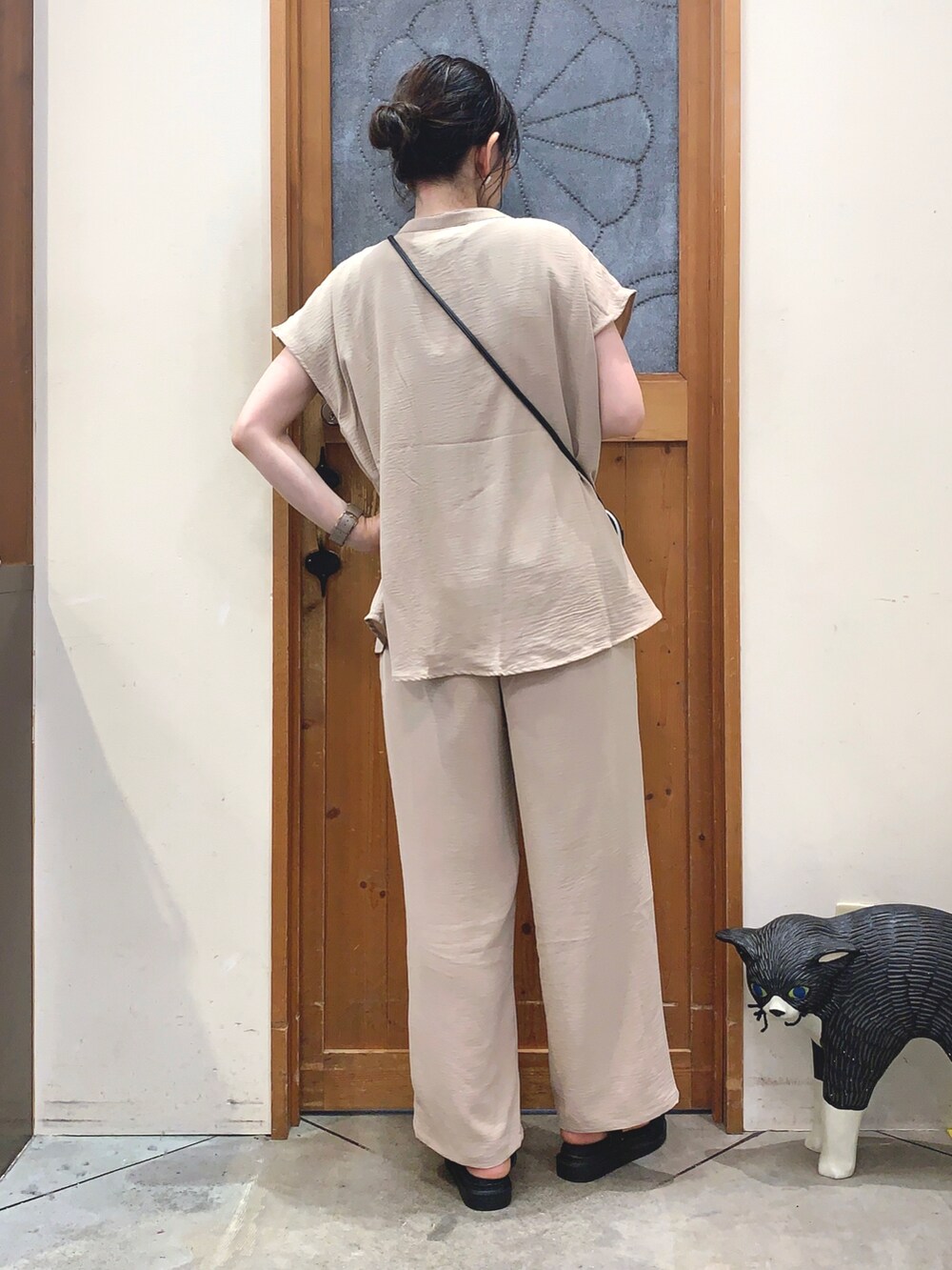 ベージュ系のシャツ/ブラウス、ベージュ系のその他パンツ、ブラック系のショルダーバッグを着用したレディースの春コーディネートの3枚目の写真