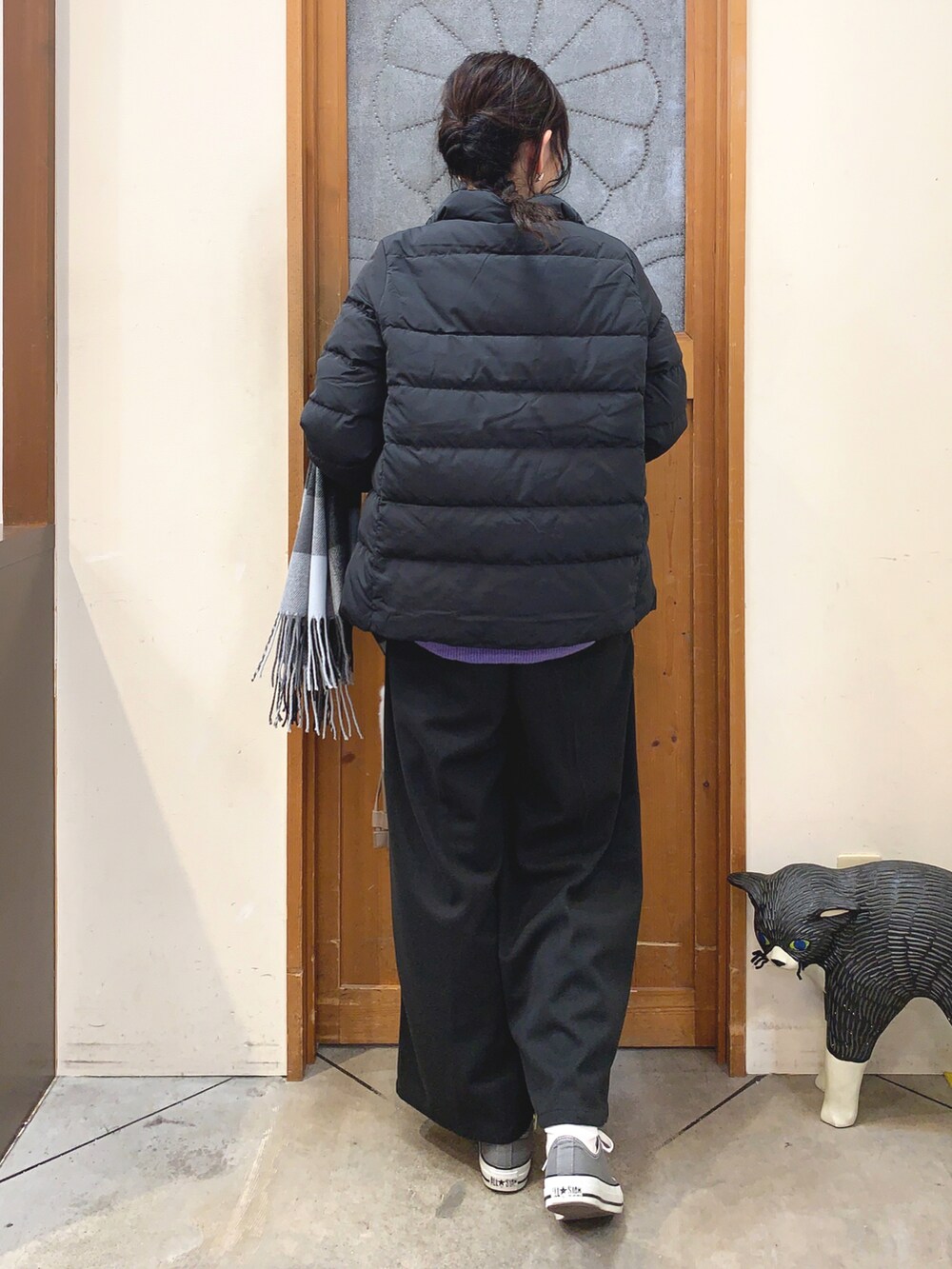 パープル系のニット/セーター、ブラック系のダウンジャケット/コート、ブラック系のその他パンツを着用したレディースの冬コーディネートの4枚目の写真