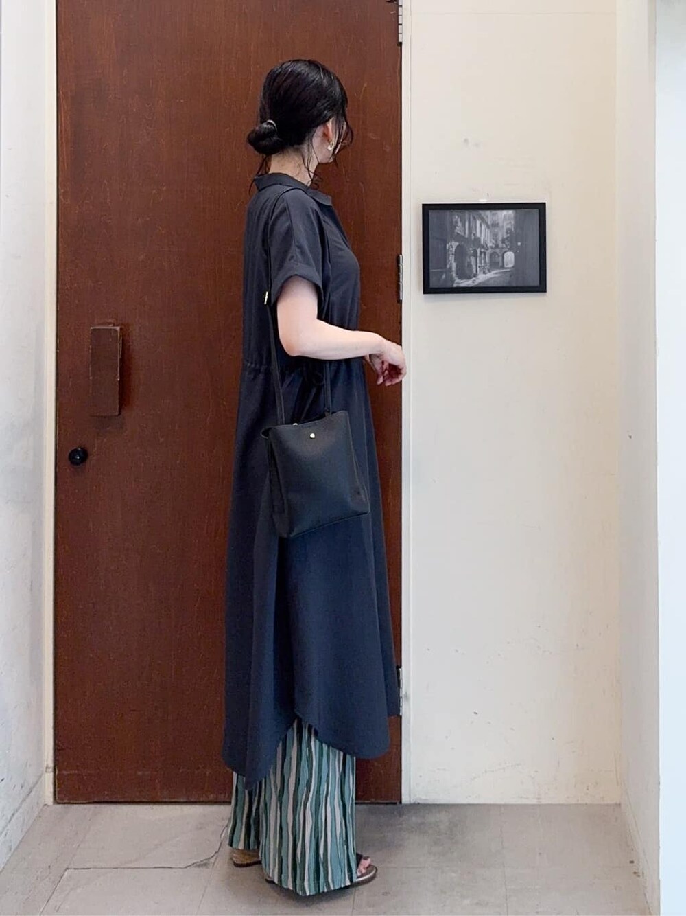 グレー系のワンピース、グリーン系のその他パンツ、ブラック系のサンダルを着用したレディースの夏コーディネートの2枚目の写真