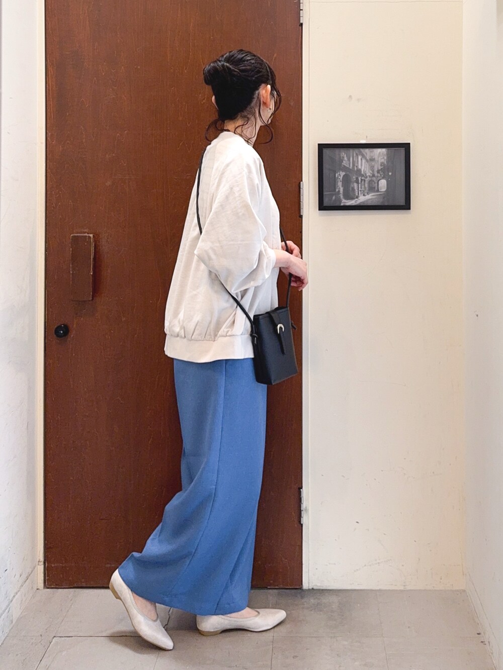 ホワイト系のブルゾン、ブラック系のTシャツ/カットソー、ブルー系のその他パンツを着用したレディースの春コーディネートの3枚目の写真