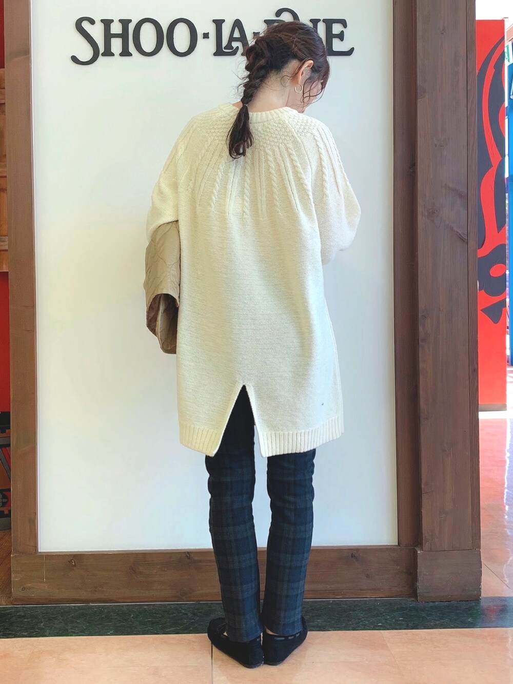 ベージュ系のその他アウター、ホワイト系のニット/セーター、グレー系のトートバッグを着用したレディースの秋コーディネートの3枚目の写真