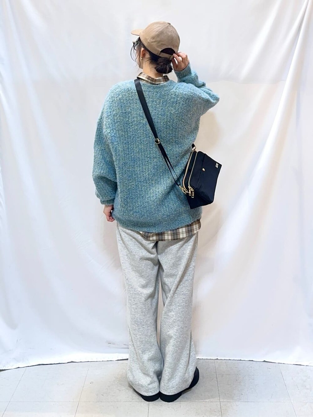 ブルー系のカーディガン/ボレロ、ブラウン系のシャツ/ブラウス、グレー系のその他パンツを着用したレディースの冬コーディネートの5枚目の写真