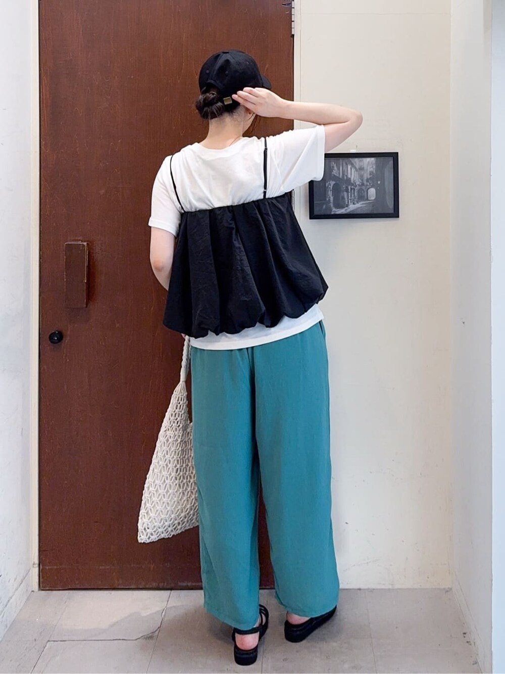 ブラック系のその他トップス、グリーン系のその他パンツ、ブラック系のサンダルを着用したレディースの夏コーディネートの4枚目の写真