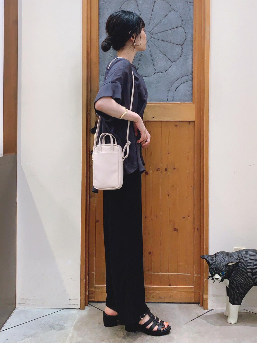 ブラック系のタンクトップ、グレー系のシャツ/ブラウス、ブラック系のその他パンツを着用したレディースの春コーディネートの2枚目の写真