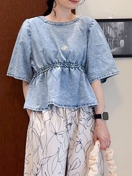 ブルー系のTシャツ/カットソー、イエロー系のタンクトップ、ホワイト系のその他パンツを着用したレディースの春コーディネートの5枚目の写真