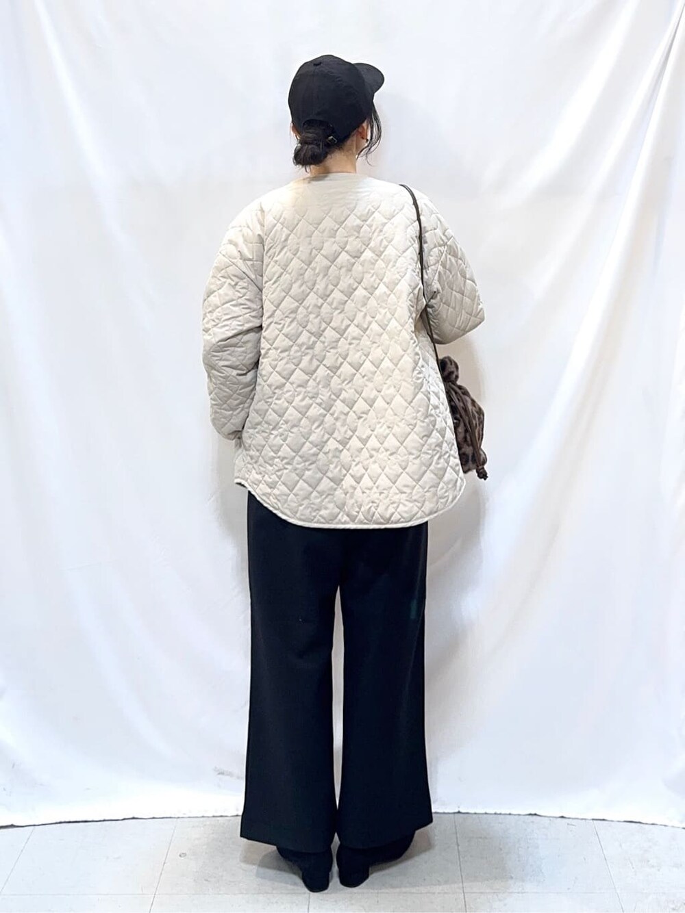 ベージュ系のノーカラージャケット、ベージュ系のニット/セーター、ブラック系のその他パンツを着用したレディースの冬コーディネートの5枚目の写真