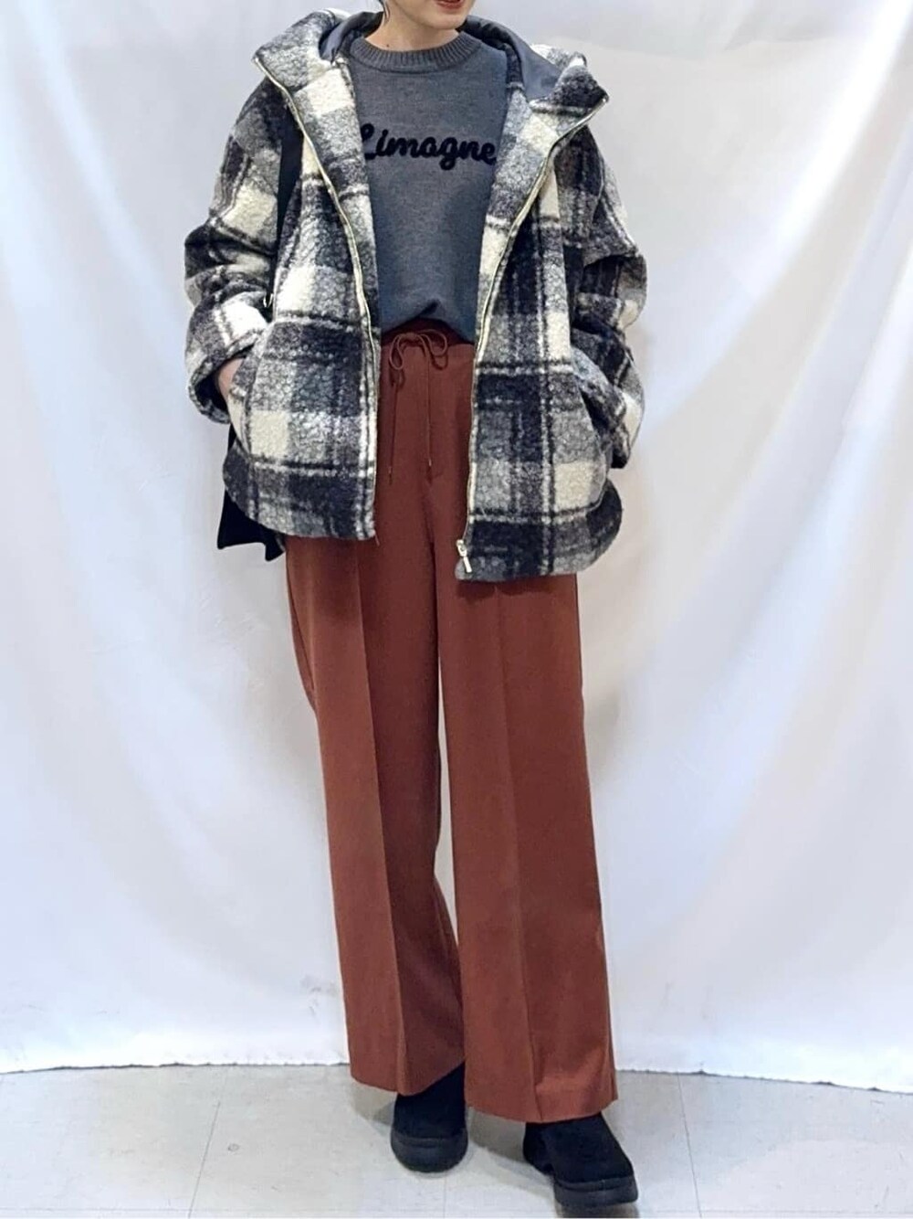 ブラック系のその他アウター、グレー系のニット/セーター、レッド系のその他パンツを着用したレディースの冬コーディネートの5枚目の写真