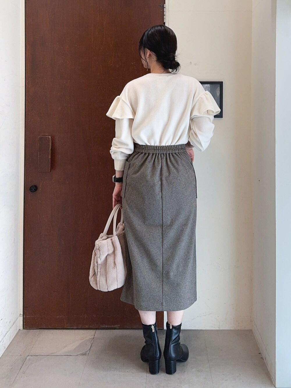 ホワイト系のTシャツ/カットソー、ベージュ系のスカート、ベージュ系のトートバッグを着用したレディースの秋コーディネートの4枚目の写真