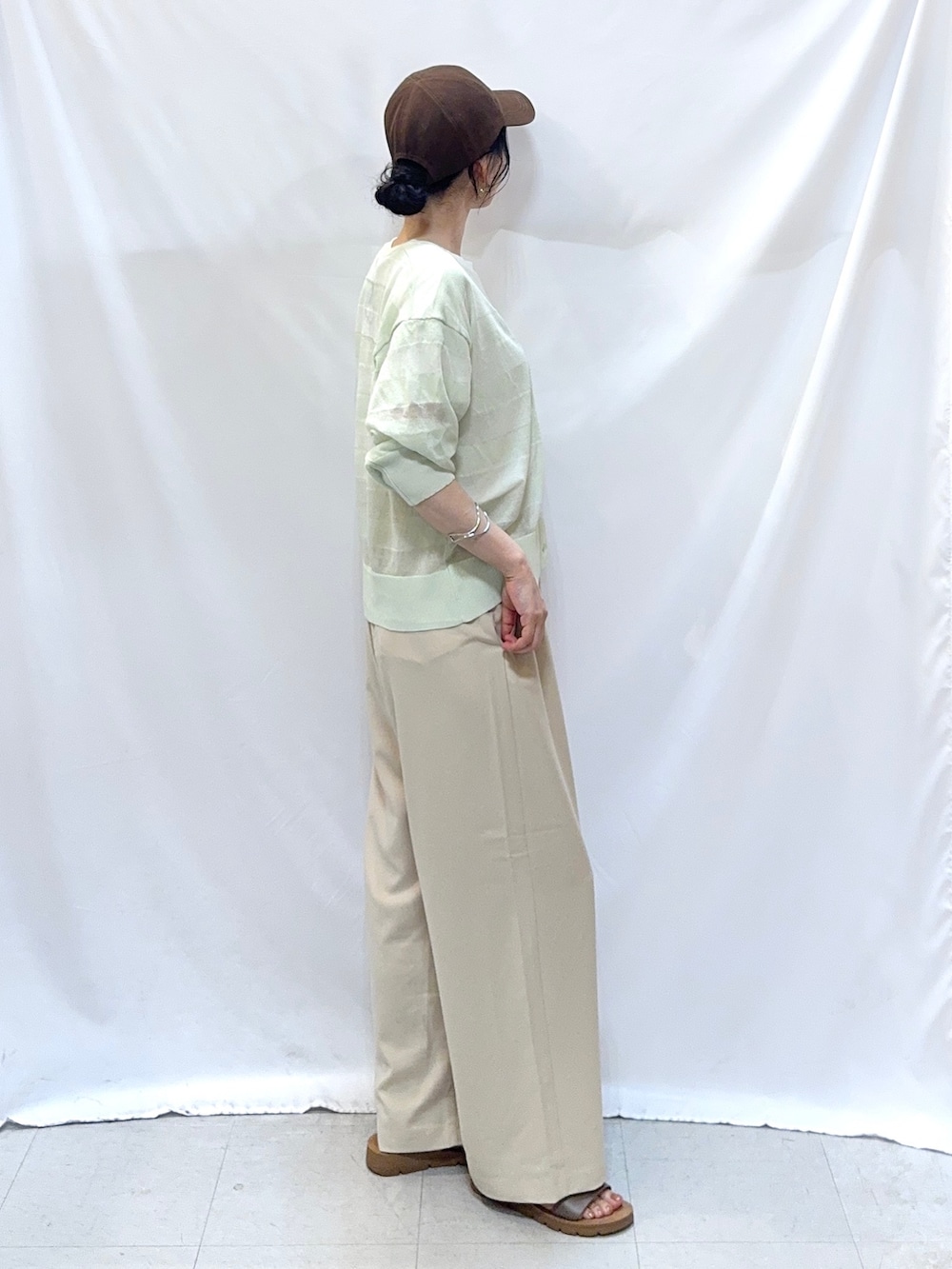 グリーン系のカーディガン/ボレロ、ホワイト系のTシャツ/カットソー、ベージュ系のその他パンツを着用したレディースの夏コーディネートの4枚目の写真