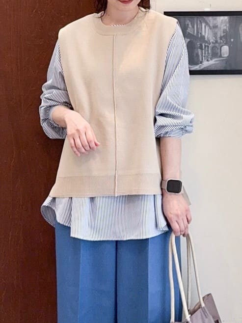 ベージュ系のその他トップス、ブルー系のその他パンツ、ベージュ系のトートバッグを着用したレディースの春コーディネートの5枚目の写真