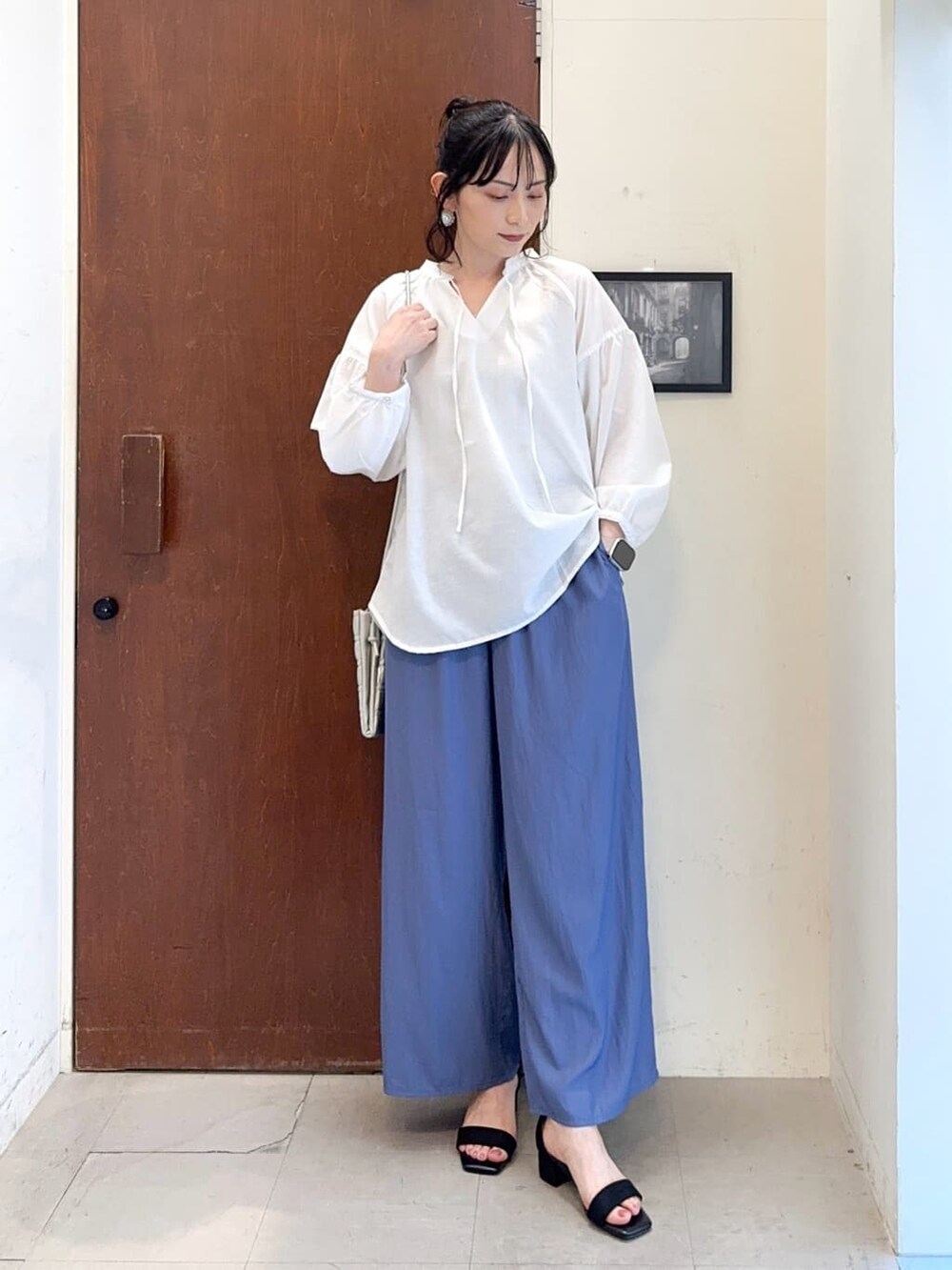 ホワイト系のシャツ/ブラウス、ベージュ系のタンクトップ、ブルー系のその他パンツを着用したレディースの春コーディネートの2枚目の写真