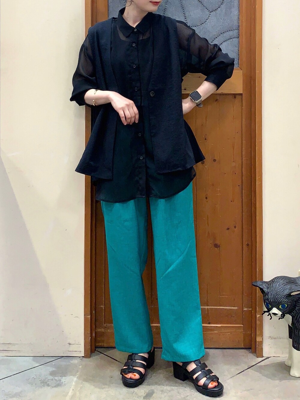 ブルー系のベスト、ブラック系のタンクトップ、ブラック系のシャツ/ブラウスを着用したレディースの春コーディネートの4枚目の写真