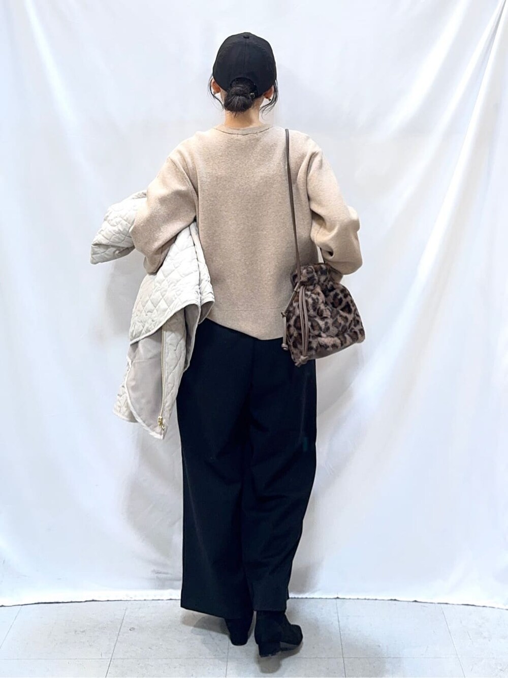 ベージュ系のノーカラージャケット、ベージュ系のニット/セーター、ブラック系のその他パンツを着用したレディースの冬コーディネートの9枚目の写真