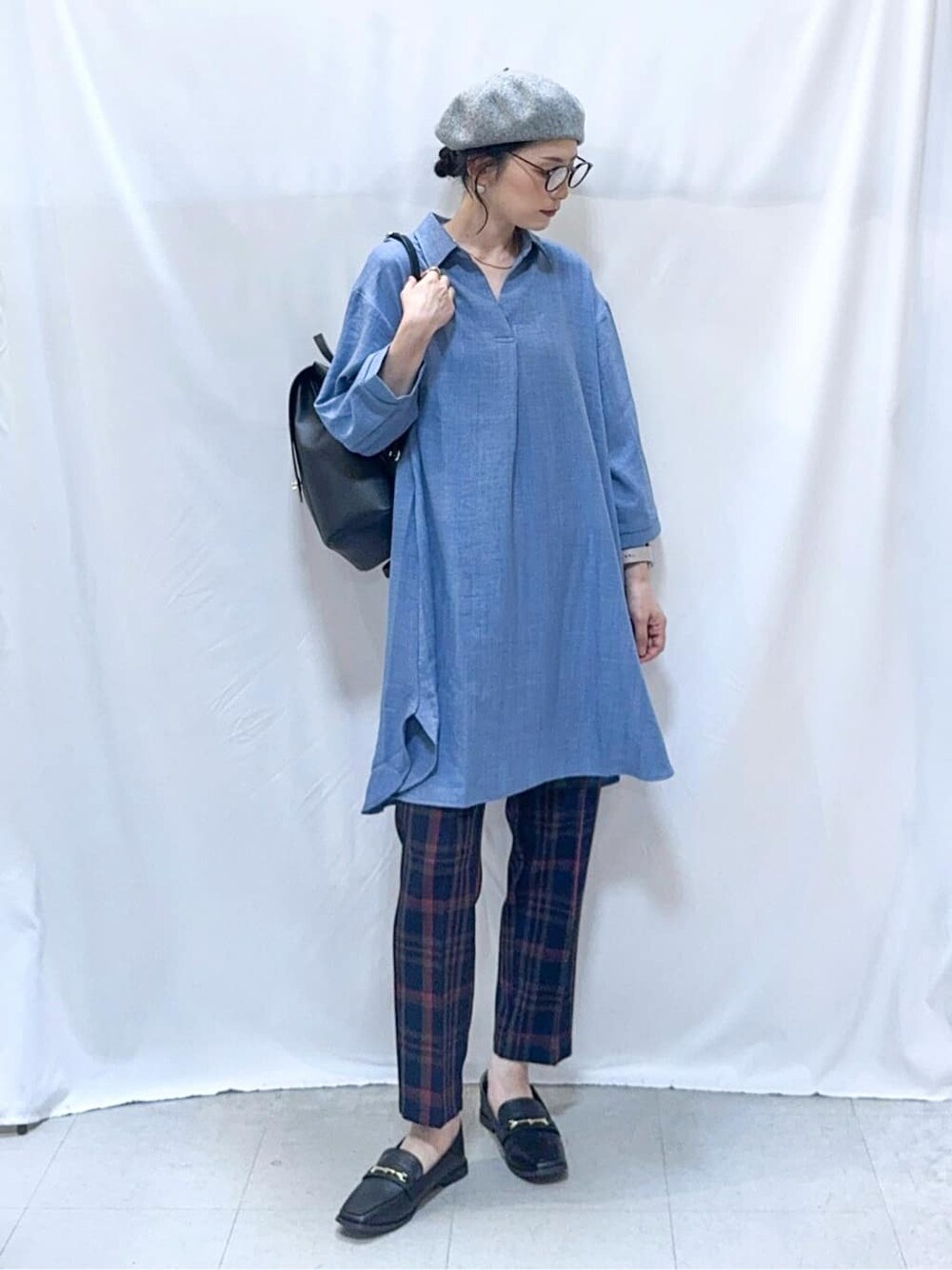 ブルー系のチュニック、ブルー系のその他パンツ、ブラック系のその他シューズを着用したレディースの秋コーディネートの3枚目の写真