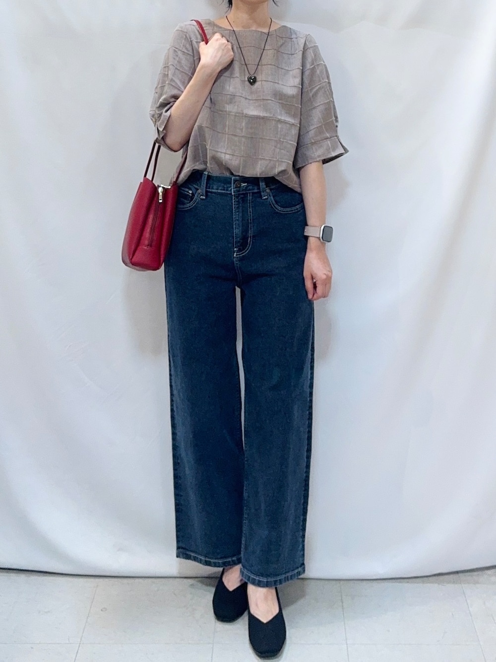 ベージュ系のシャツ/ブラウス、ブルー系のデニムパンツ、ブラック系のパンプスを着用したレディースの秋コーディネートの5枚目の写真