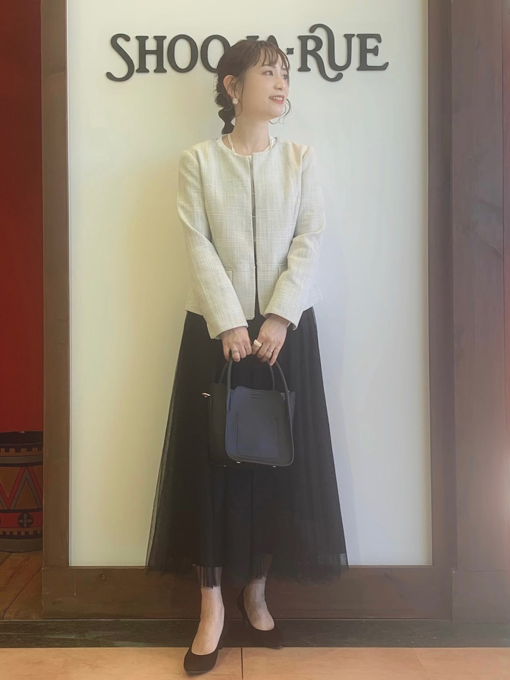 ベージュ系のシャツ/ブラウス、ベージュ系のノーカラージャケット、ブラック系のスカートを着用したレディースの冬コーディネートの3枚目の写真