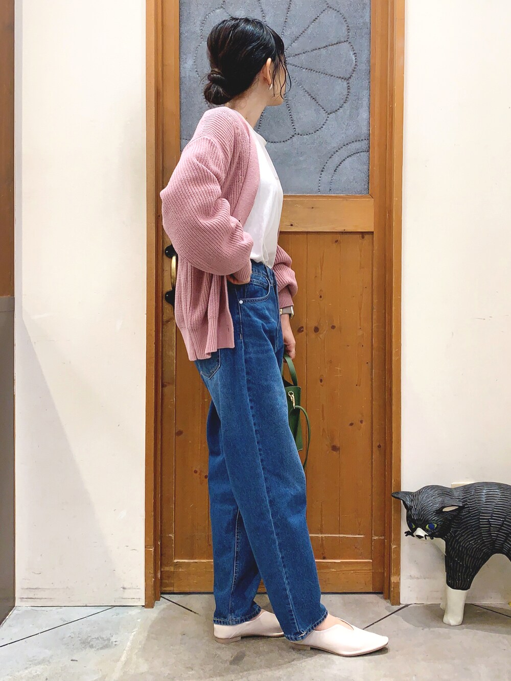 ホワイト系のTシャツ/カットソー、ピンク系のカーディガン/ボレロ、ブルー系のデニムパンツを着用したレディースの冬コーディネートの2枚目の写真