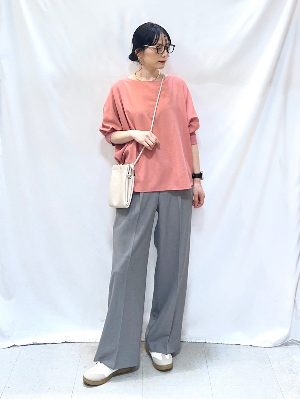 ピンク系のシャツ/ブラウス、グレー系のその他パンツ、ホワイト系のスニーカーを着用したレディースの春コーディネートの5枚目の写真