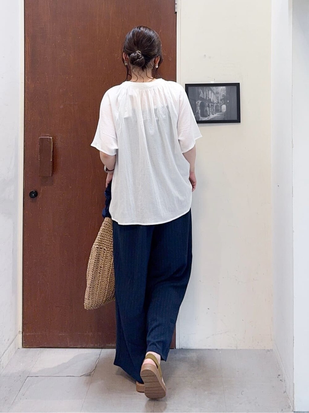 ホワイト系のシャツ/ブラウス、ブルー系のその他パンツ、イエロー系のサンダルを着用したレディースの夏コーディネートの4枚目の写真