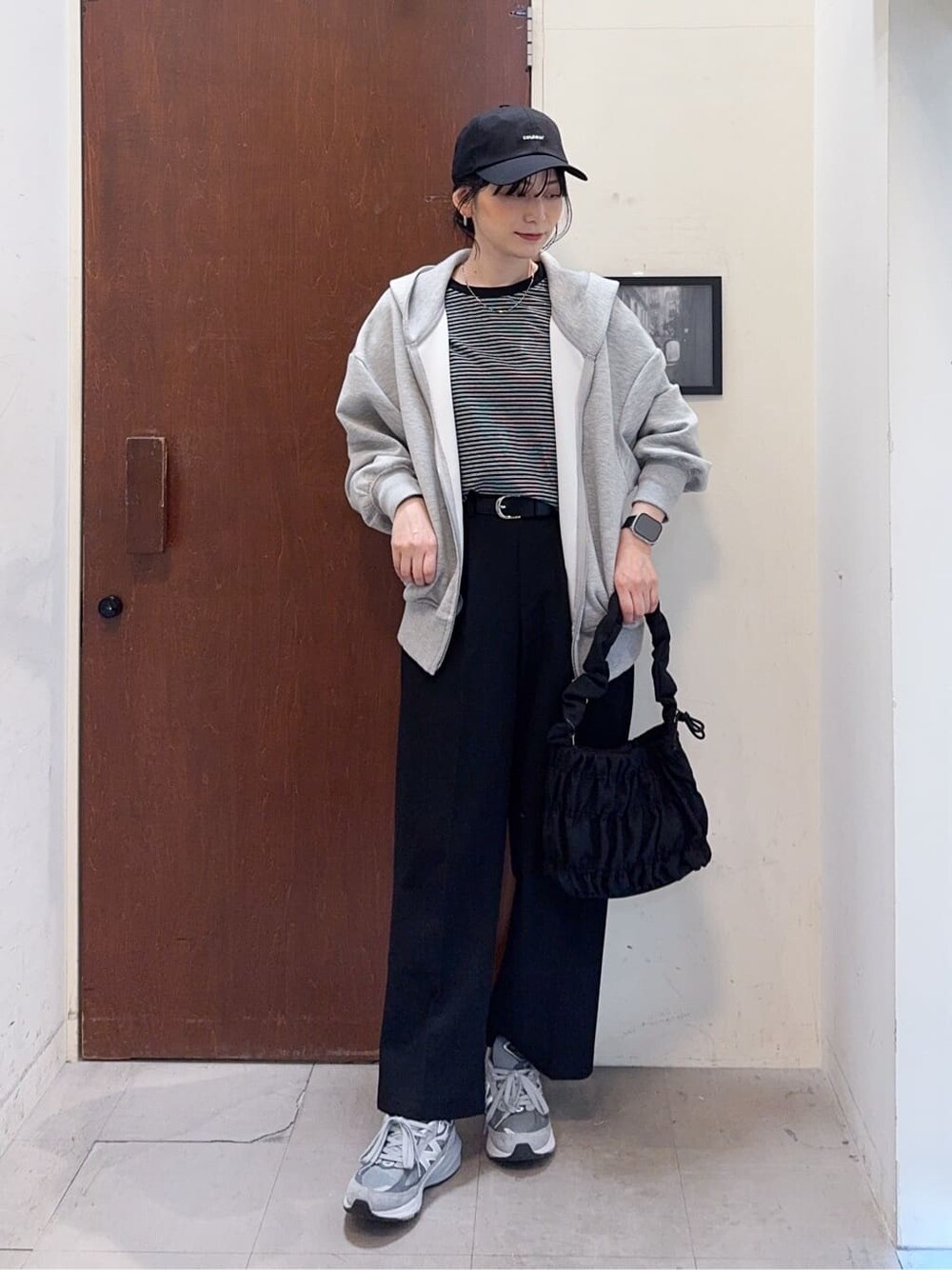 グレー系のカーディガン/ボレロ、ブラック系のTシャツ/カットソー、ブラック系のその他パンツを着用したレディースの春コーディネートの2枚目の写真