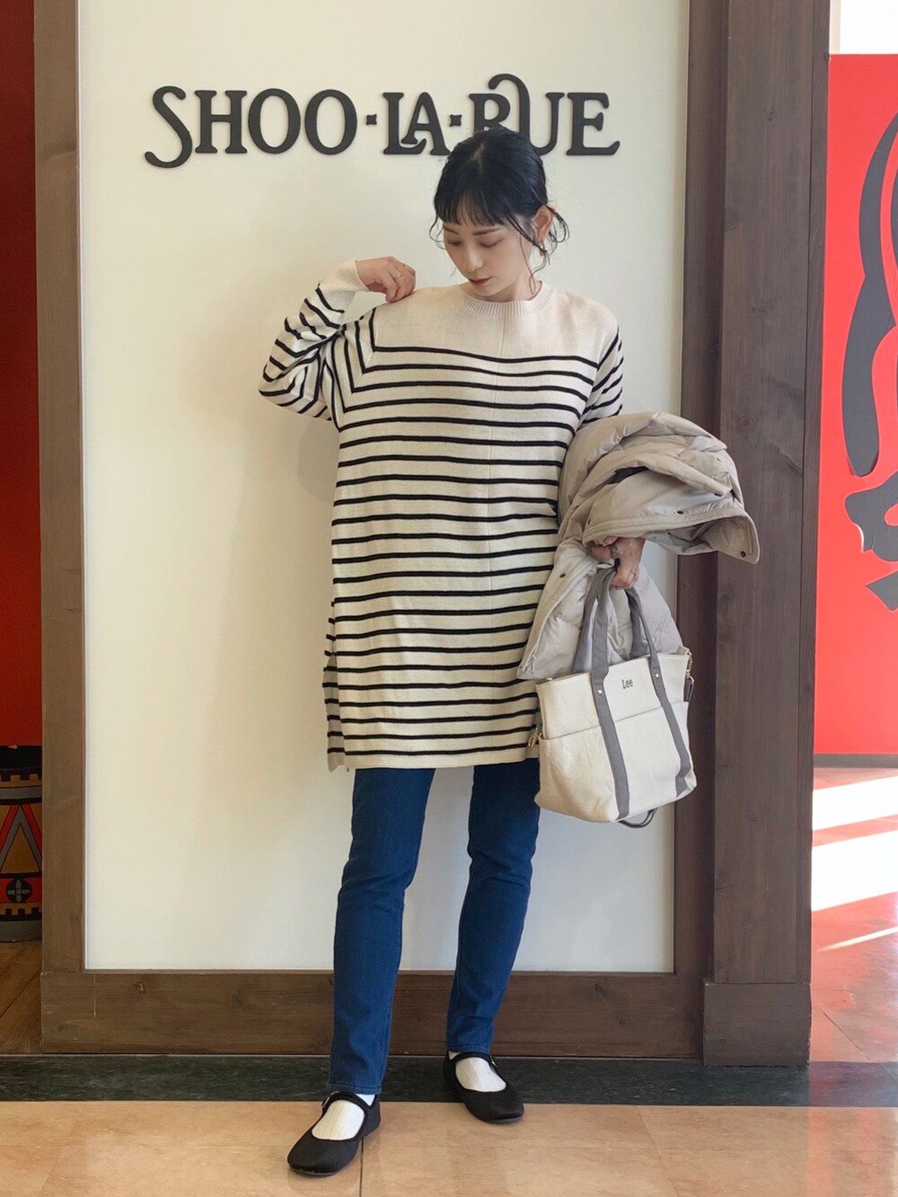 ベージュ系のワンピース、ベージュ系のダウンジャケット/コート、ベージュ系のトートバッグを着用したレディースの冬コーディネートの3枚目の写真