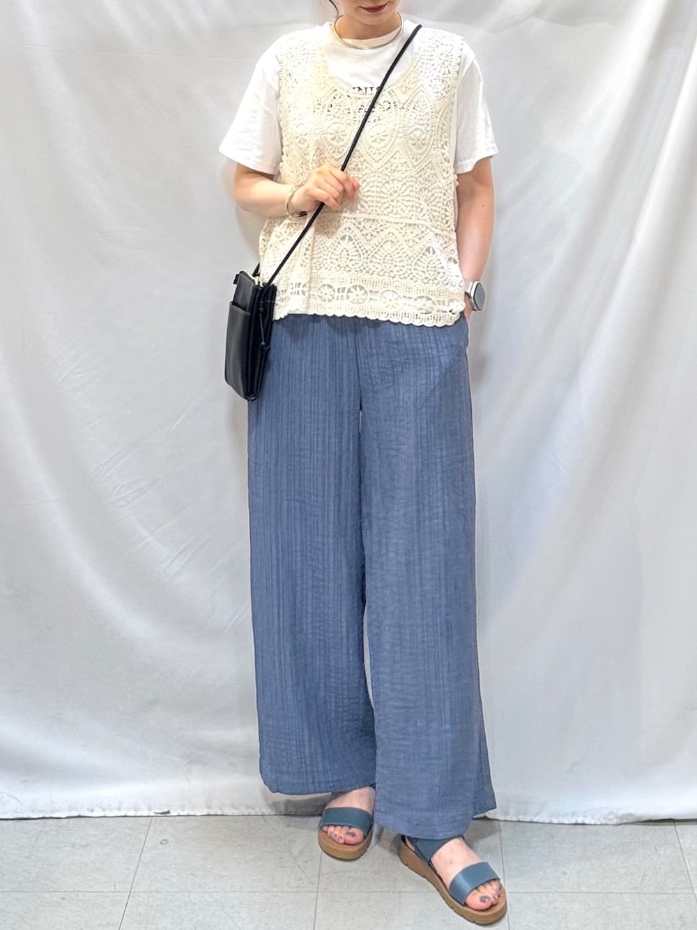 ブルー系のその他パンツ、ブルー系のサンダル、ブラック系のショルダーバッグを着用したレディースの夏コーディネートの6枚目の写真