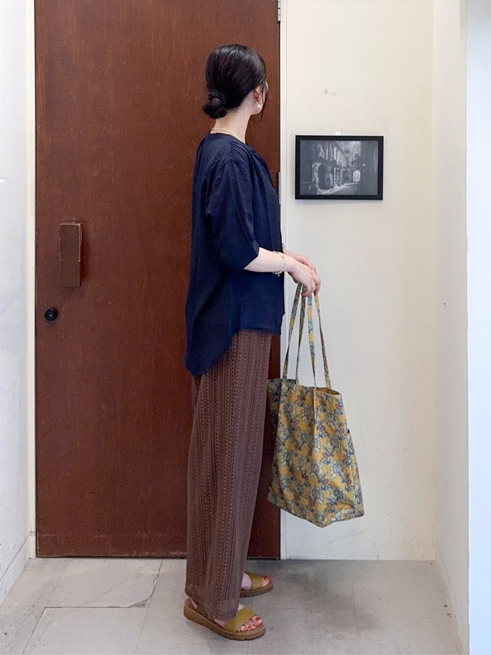 ブルー系のシャツ/ブラウス、ブラウン系のその他パンツ、イエロー系のサンダルを着用したレディースの秋コーディネートの2枚目の写真