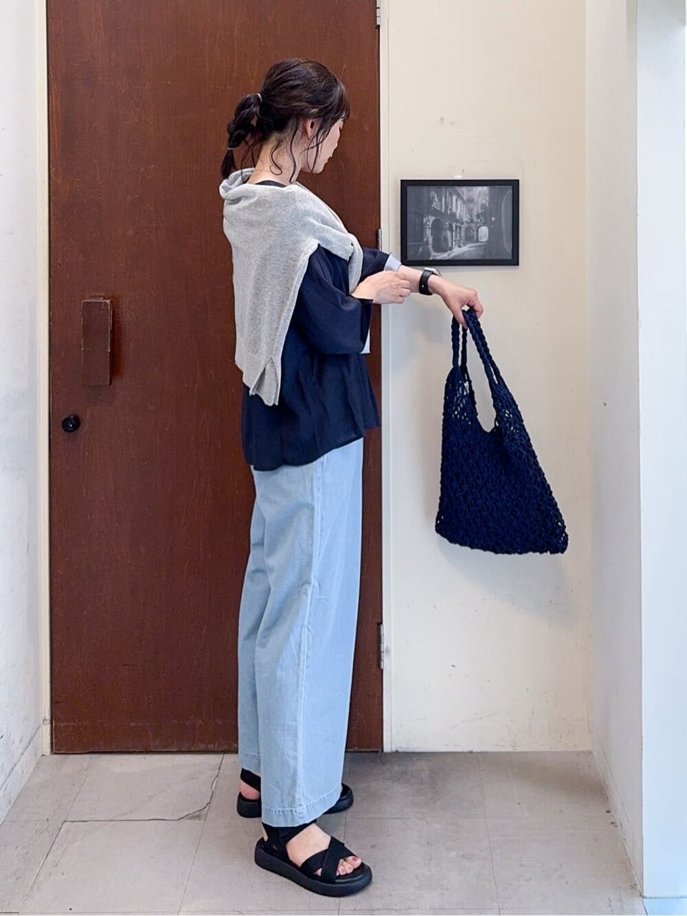 グレー系のカーディガン/ボレロ、ブルー系のTシャツ/カットソー、ブルー系のその他パンツを着用したレディースの春コーディネートの3枚目の写真