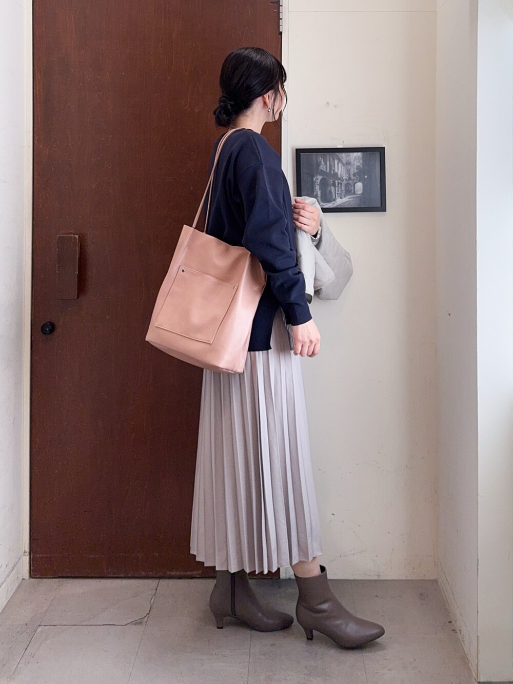 ベージュ系のブルゾン、ブルー系のニット/セーター、ベージュ系のスカートを着用したレディースの冬コーディネートの5枚目の写真