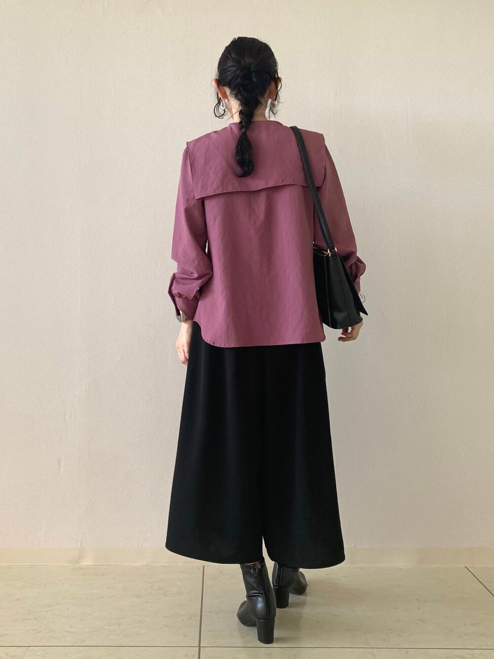 ピンク系のシャツ/ブラウス、ブラック系のその他パンツ、ブラック系のショルダーバッグを着用したレディースの秋コーディネートの3枚目の写真