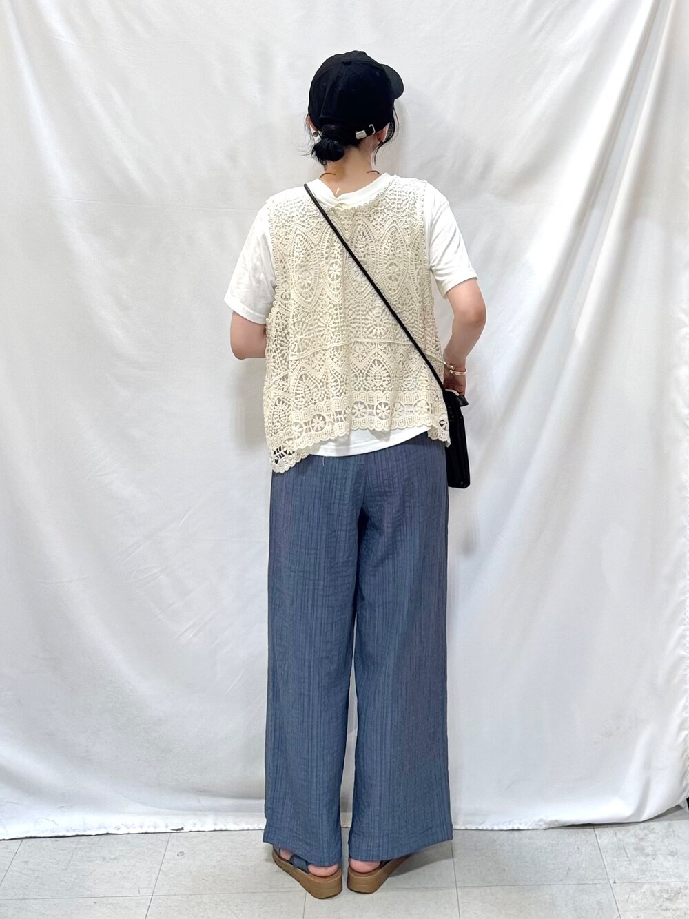 ブルー系のその他パンツ、ブルー系のサンダル、ブラック系のショルダーバッグを着用したレディースの夏コーディネートの5枚目の写真