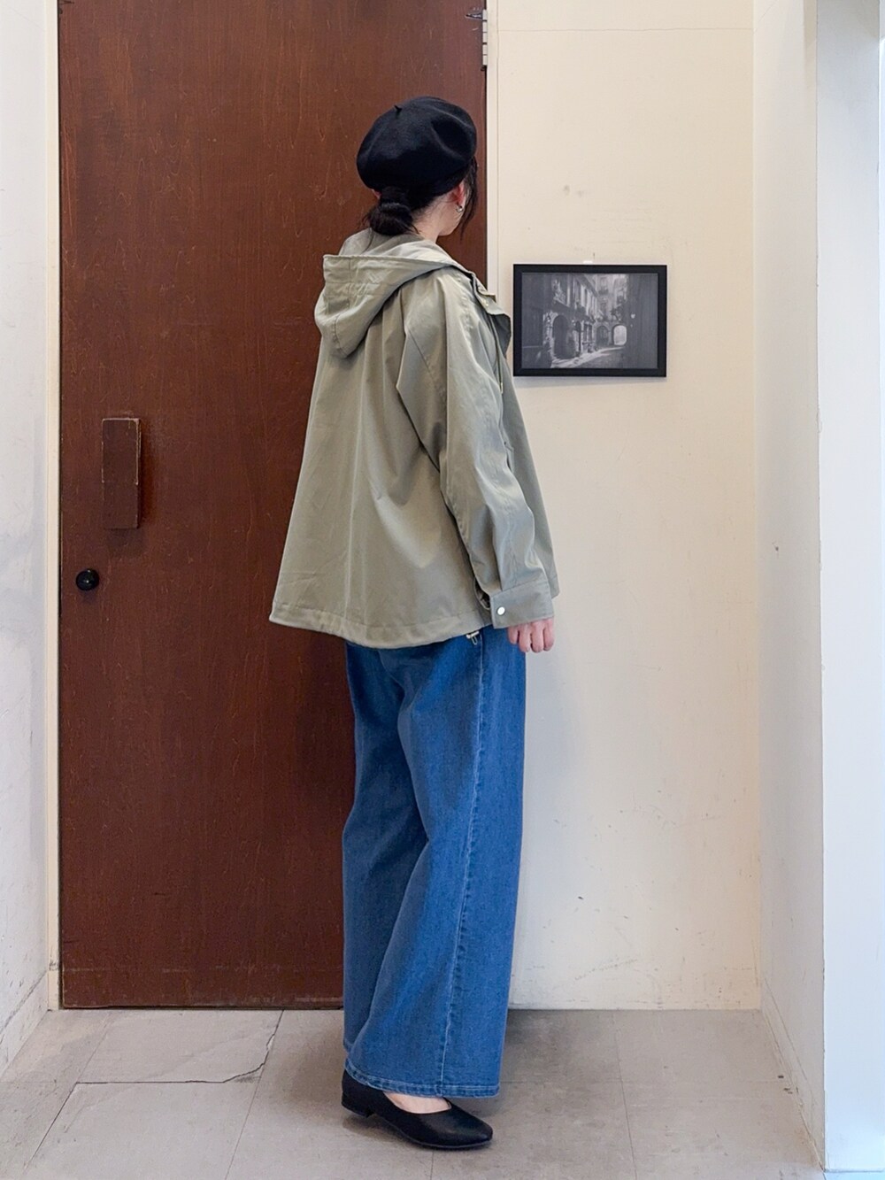 グリーン系のブルゾン、ホワイト系のベスト、ホワイト系のTシャツ/カットソーを着用したレディースの春コーディネートの3枚目の写真