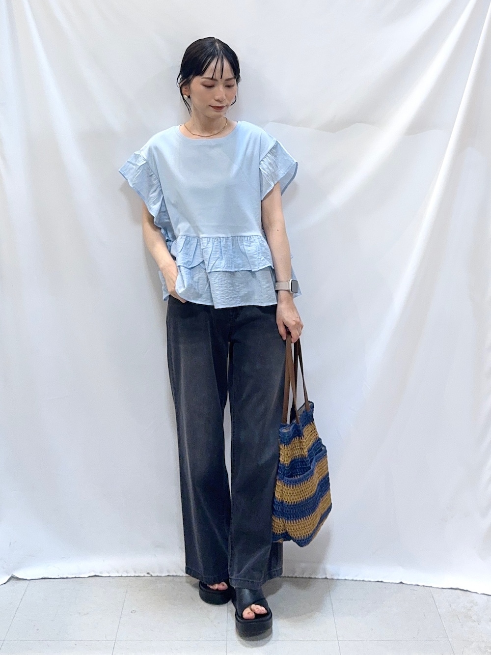 ブルー系のTシャツ/カットソー、ブラック系のその他パンツ、ブラック系のサンダルを着用したレディースの夏コーディネートの2枚目の写真