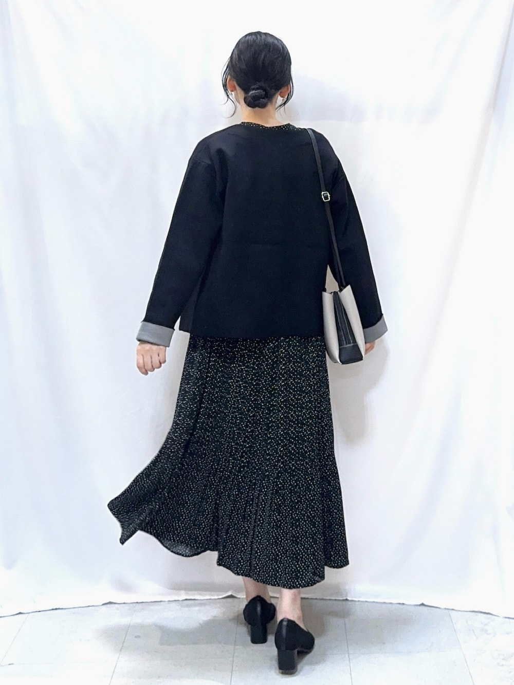 ブラック系のカーディガン/ボレロ、ブラック系のシャツ/ブラウス、ブラック系のスカートを着用したレディースの秋コーディネートの4枚目の写真