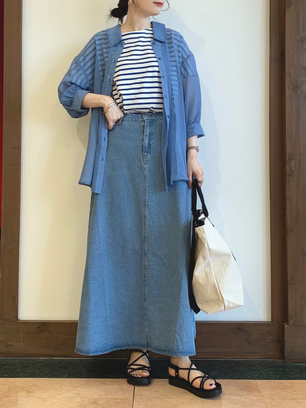 ブルー系のTシャツ/カットソー、ブルー系のシャツ/ブラウス、ベージュ系のトートバッグを着用したレディースの夏コーディネートの4枚目の写真