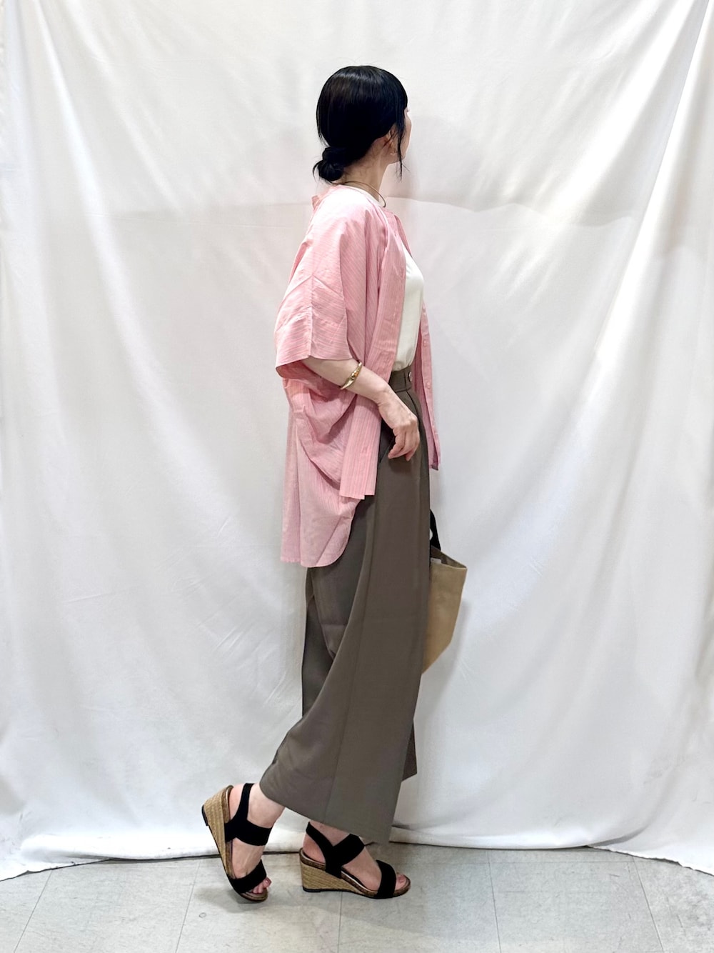 ピンク系のシャツ/ブラウス、ホワイト系のTシャツ/カットソー、ブラウン系のその他パンツを着用したレディースの夏コーディネートの5枚目の写真