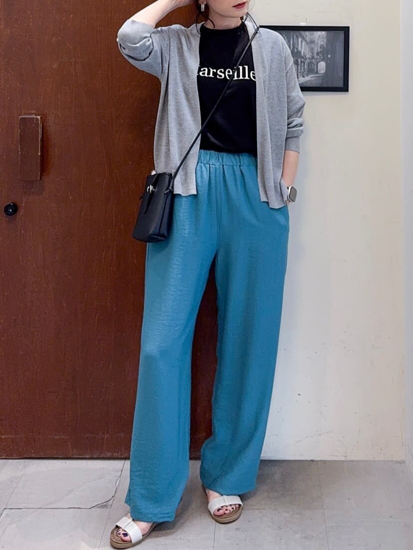 グレー系のカーディガン/ボレロ、ブラック系のTシャツ/カットソー、グリーン系のその他パンツを着用したレディースの夏コーディネートの4枚目の写真