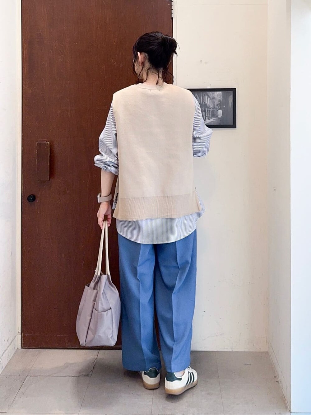 ベージュ系のその他トップス、ブルー系のその他パンツ、ベージュ系のトートバッグを着用したレディースの春コーディネートの4枚目の写真