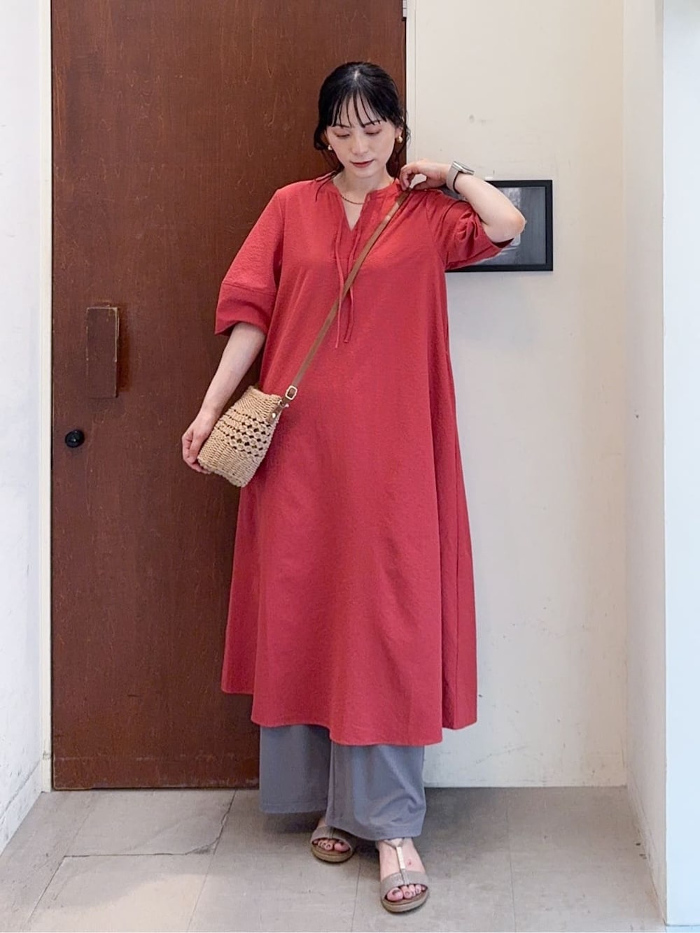 レッド系のワンピース、グレー系のその他パンツ、ベージュ系のサンダルを着用したレディースの夏コーディネートの2枚目の写真