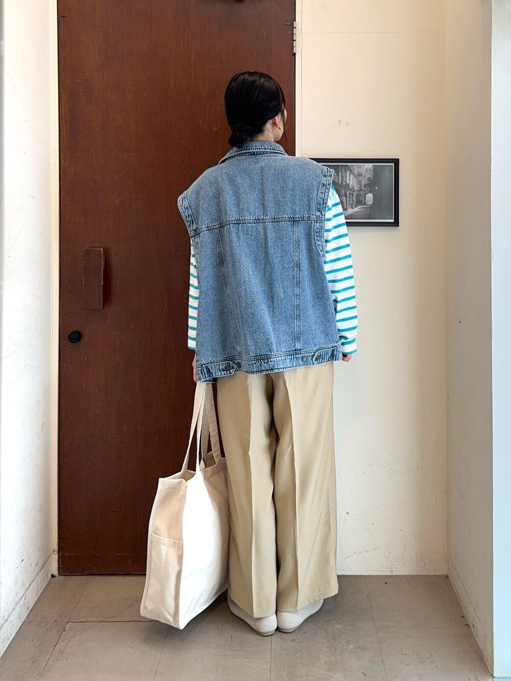 ブルー系のベスト、ブルー系のTシャツ/カットソー、ベージュ系のその他パンツを着用したレディースの冬コーディネートの3枚目の写真