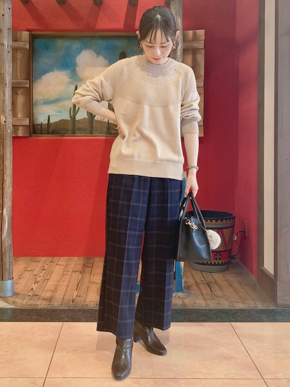 グレー系のノーカラーコート、ブルー系のその他パンツ、ブラウン系のブーツを着用したレディースの秋コーディネートの3枚目の写真