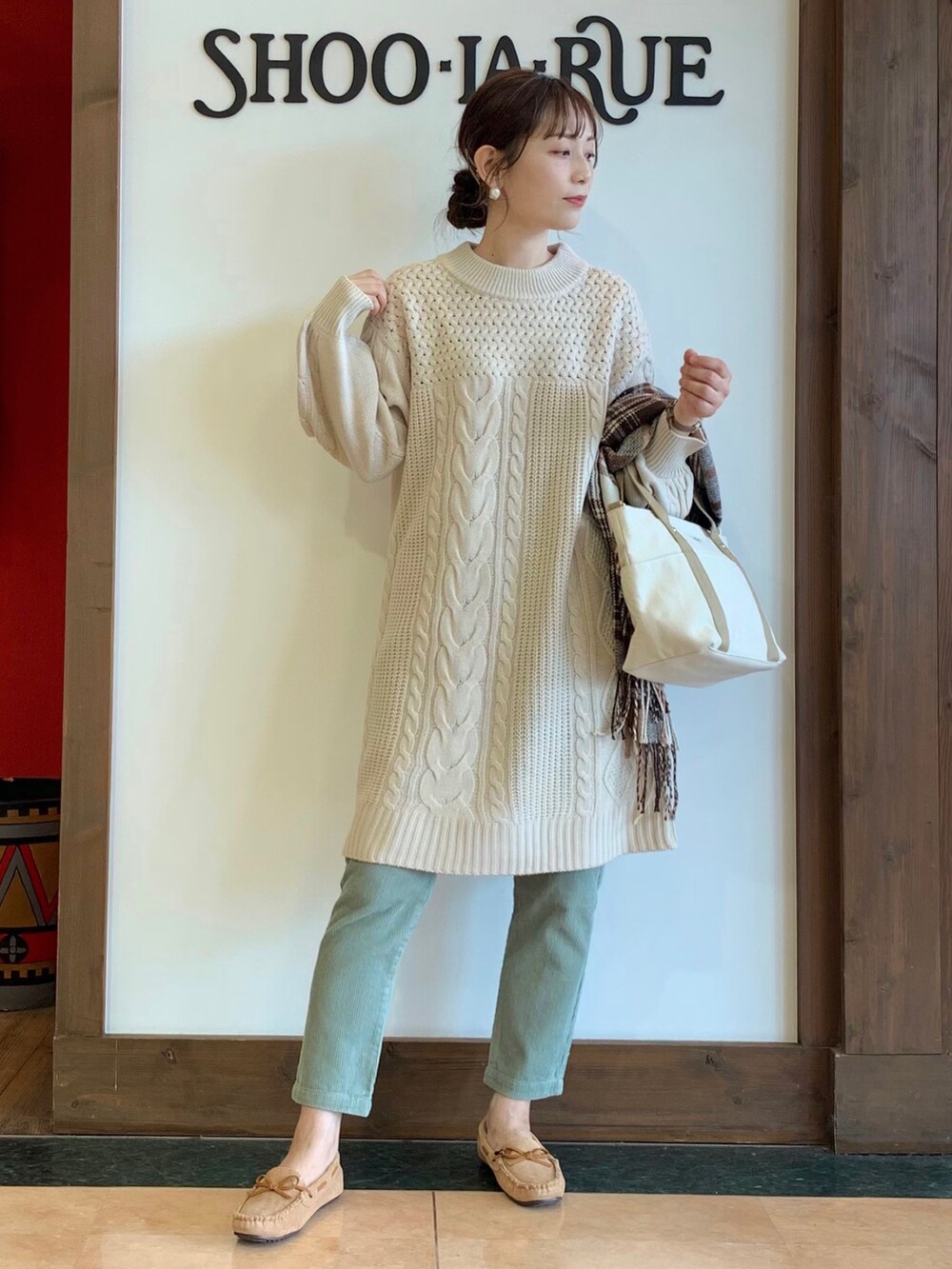 ホワイト系のワンピース、ベージュ系のトートバッグ、グリーン系のその他パンツを着用したレディースの秋コーディネートの3枚目の写真